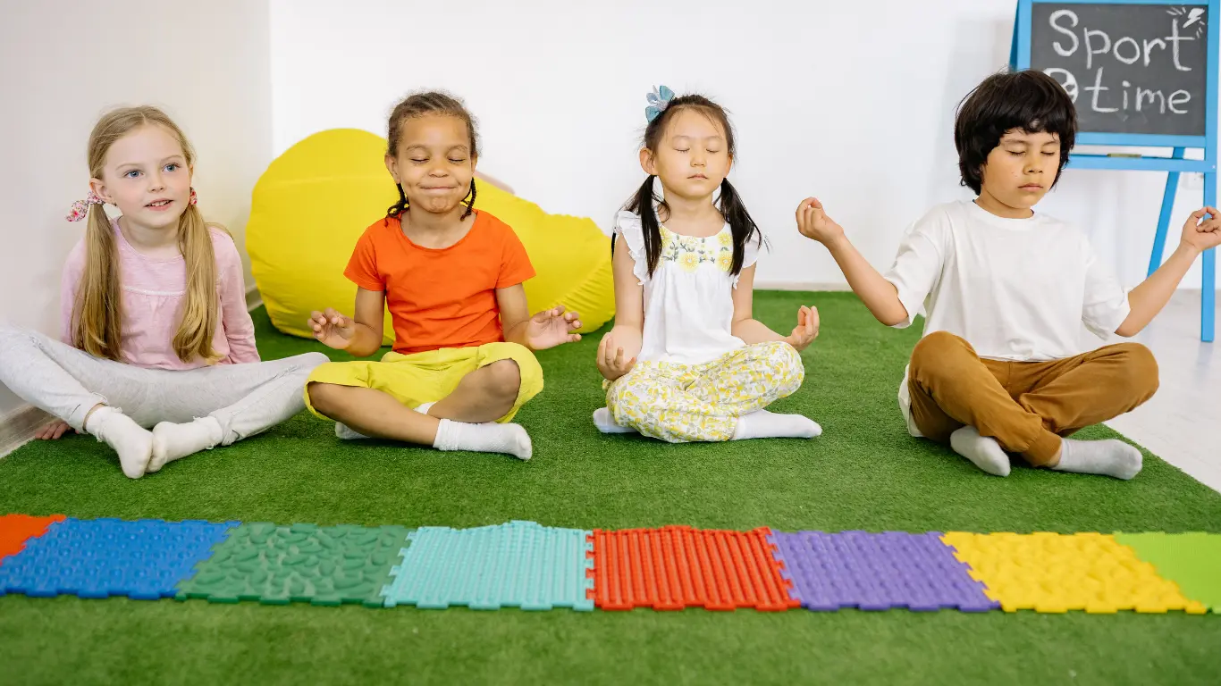 Niños meditando en clase de yoga